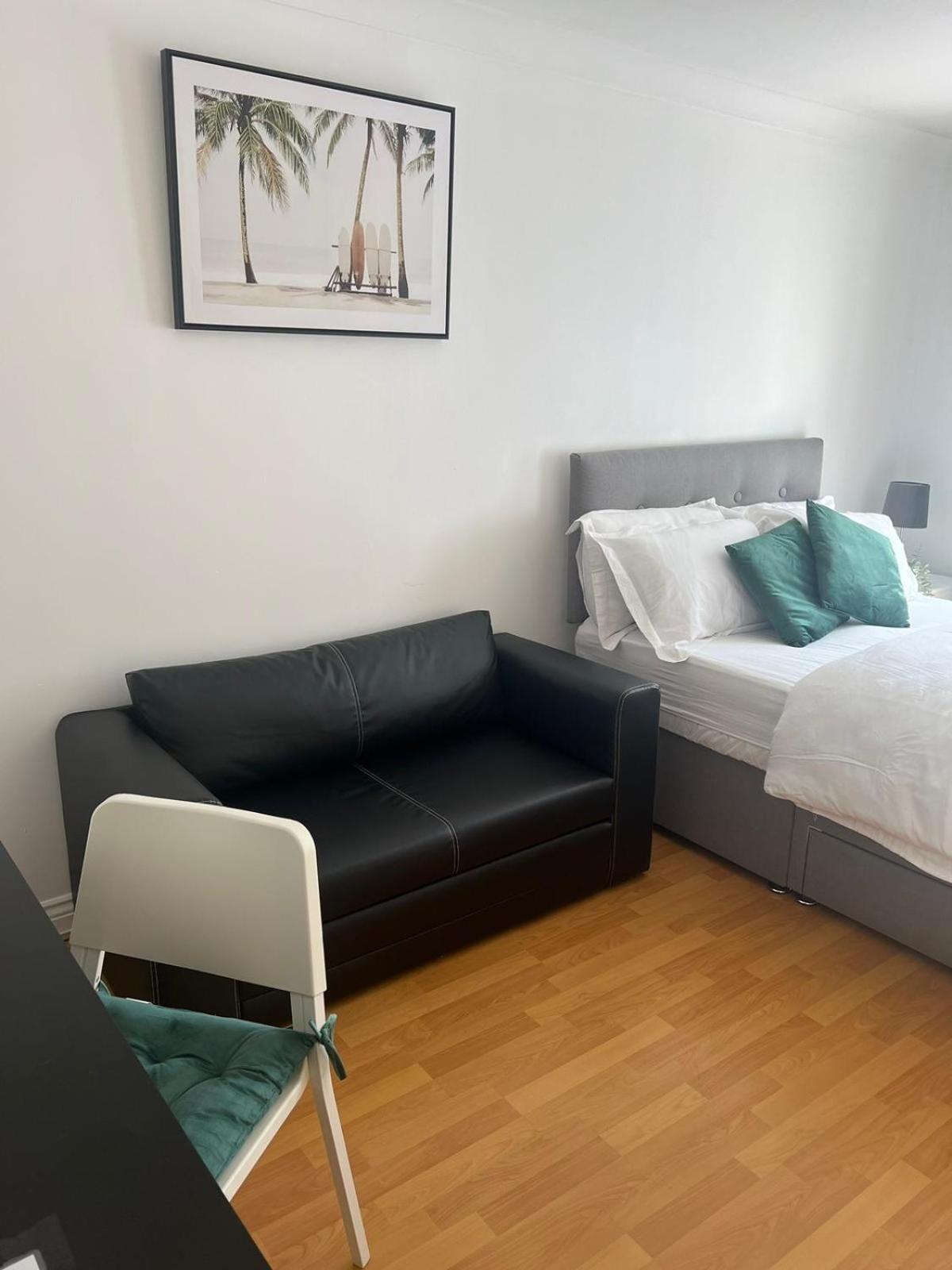 Luxury Rooms And An En-Suite Room With Free Wi-Fi Clarendon Way 科尔切斯特 外观 照片