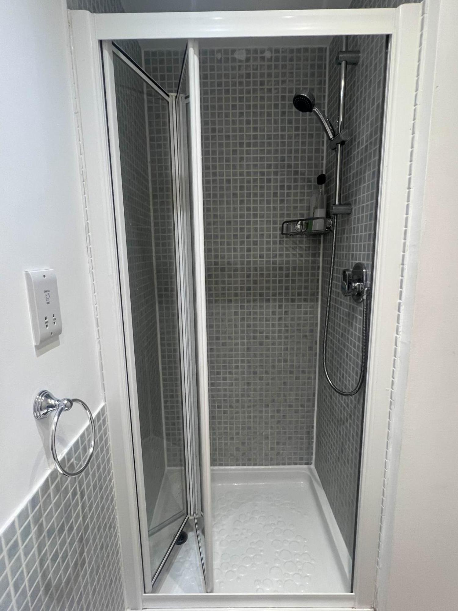 Luxury Rooms And An En-Suite Room With Free Wi-Fi Clarendon Way 科尔切斯特 外观 照片