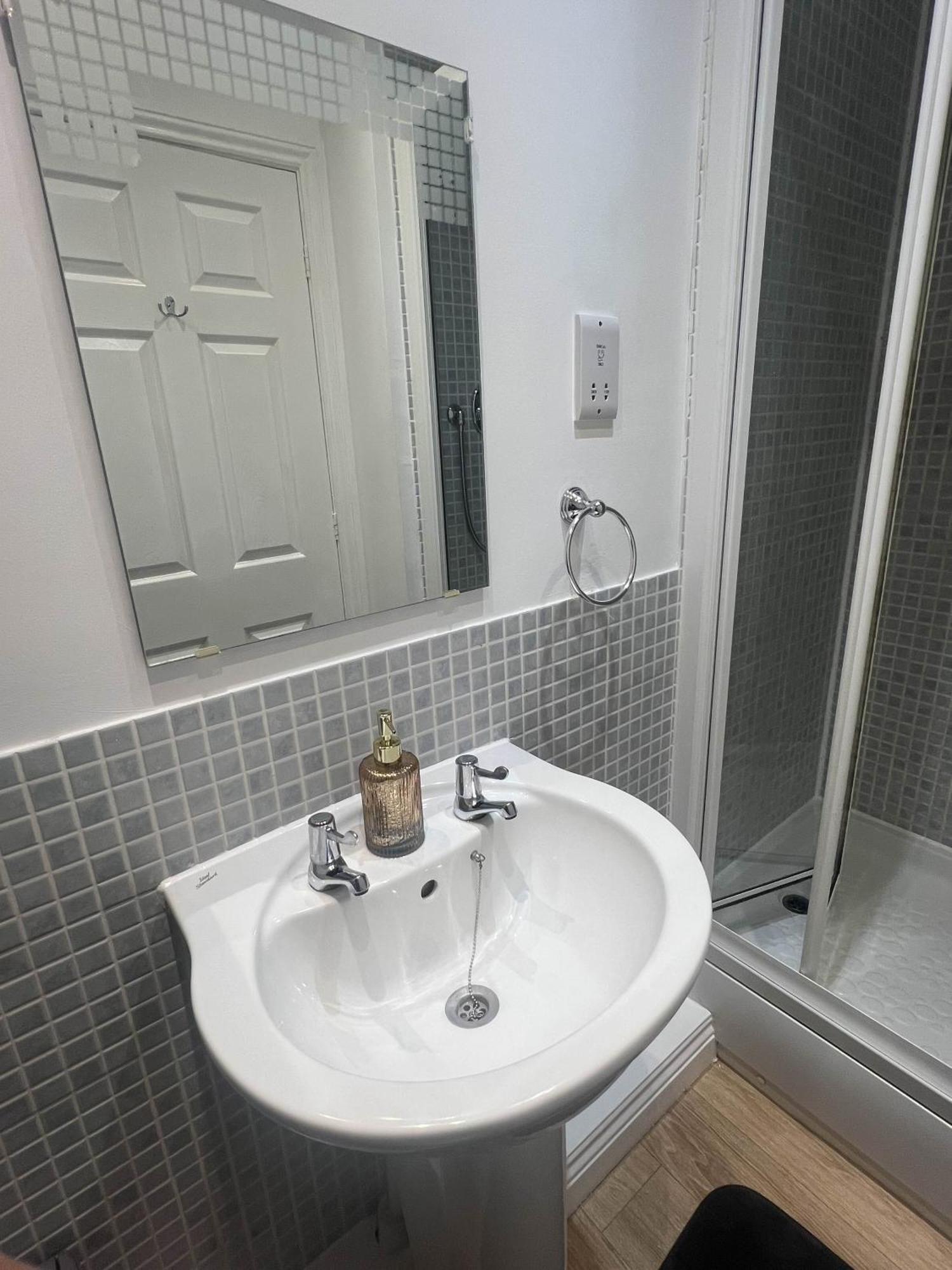 Luxury Rooms And An En-Suite Room With Free Wi-Fi Clarendon Way 科尔切斯特 外观 照片